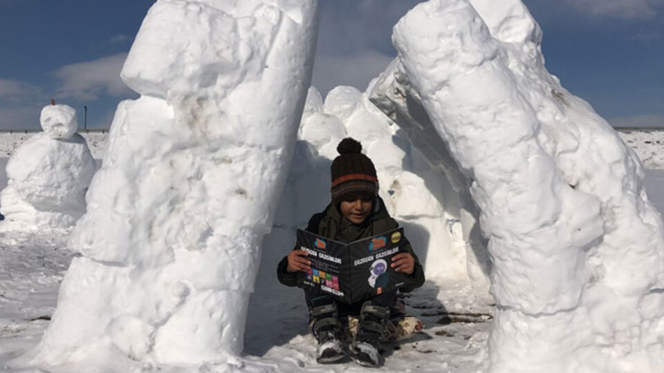 Karslı Fatih önce kule yaptı, sonra içinde kitap okudu