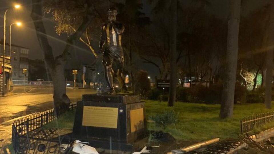 Alex De Souza heykeline otomobil çarptı