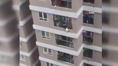 Vietnam'da mucize anlar: 12. kattan düşen kızı kurtardı!
