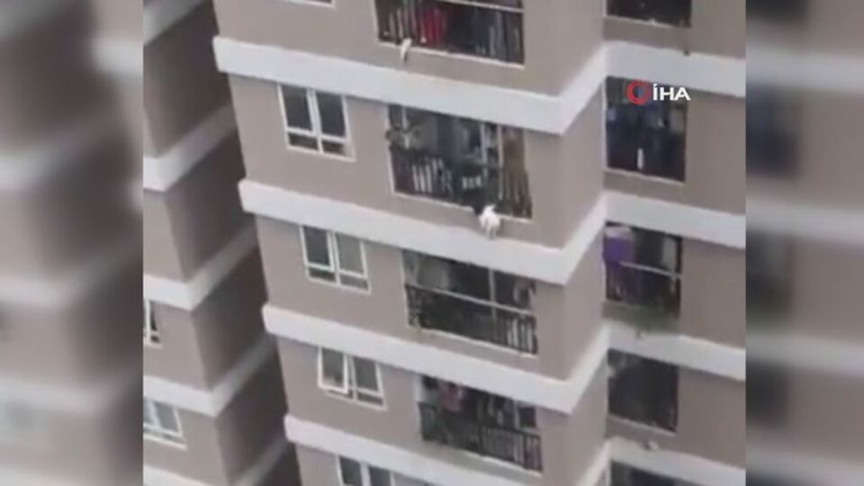 Vietnam'da mucize anlar: 12. kattan düşen kızı kurtardı!