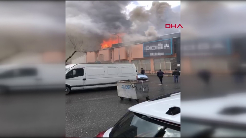 İstanbul'da mobilya fabrikasında yangın!