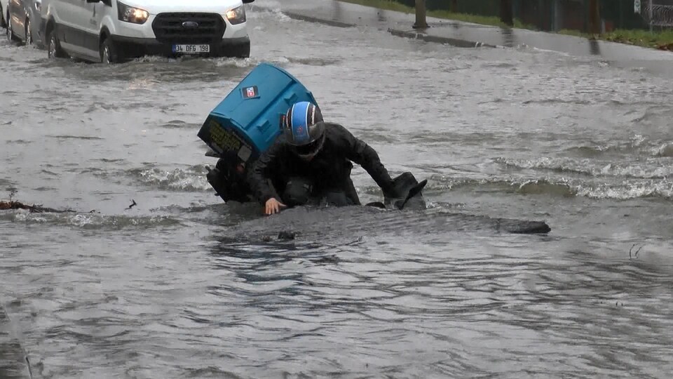 Su borusu patladı! Kuryenin zor anları...