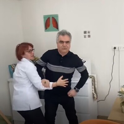 Bu kez doktor hastasını darbetti!