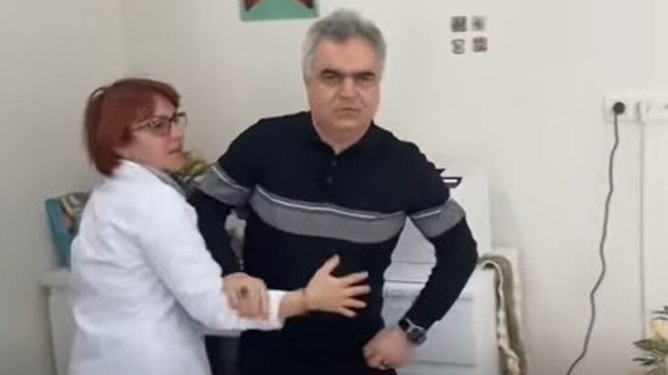 Bu kez doktor hastasını darbetti!