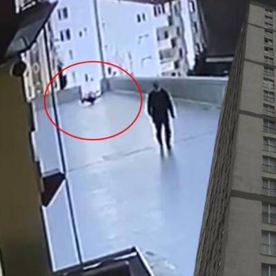 12. kattan düştü! Elinde telefon, kulağında kulaklık...