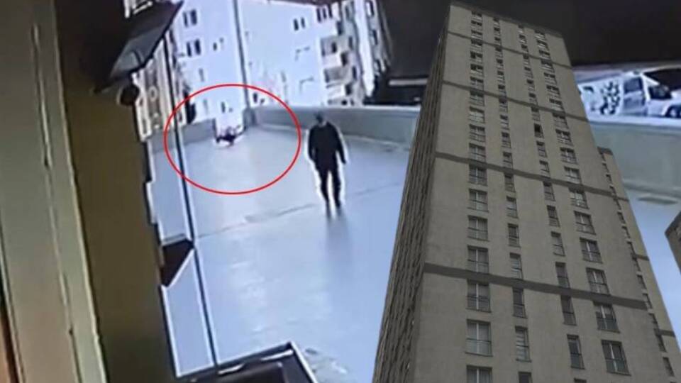 12. kattan düştü! Elinde telefon, kulağında kulaklık...