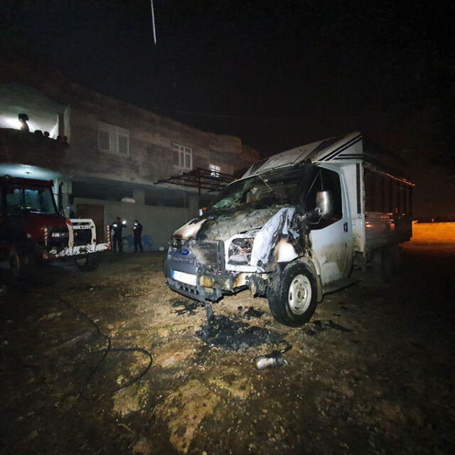 Ağabeyinin kamyonetini kundaklayıp kaçtı