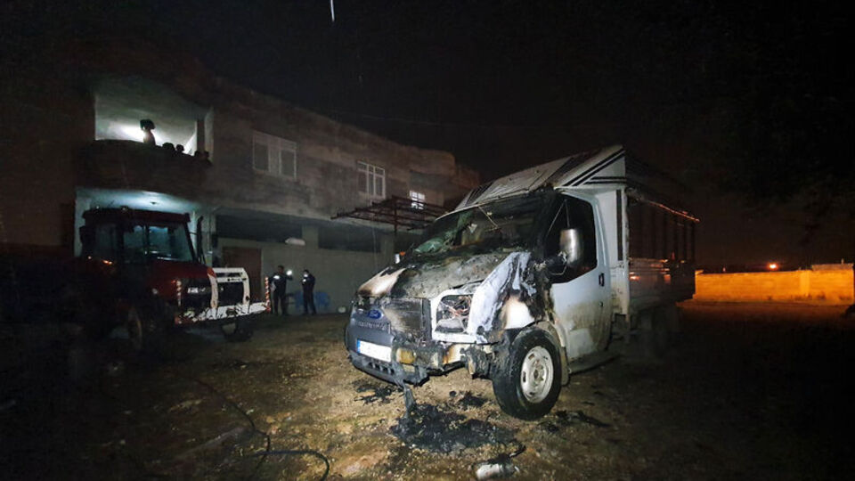 Ağabeyinin kamyonetini kundaklayıp kaçtı