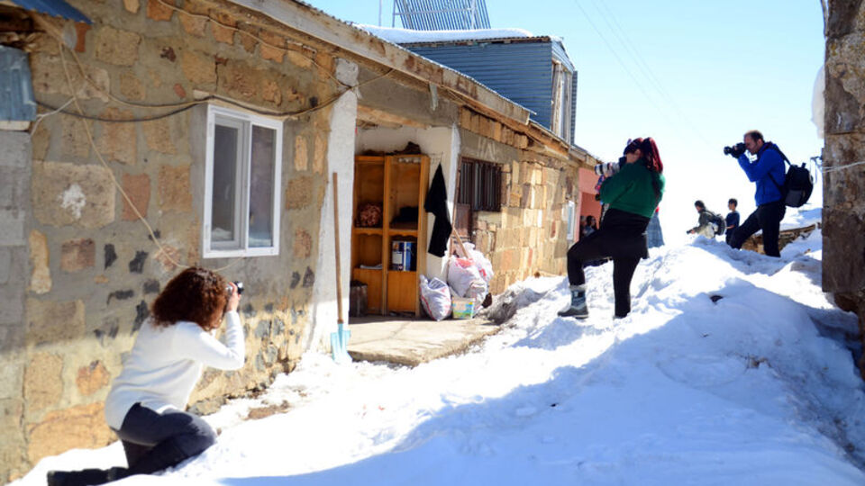 Kara gömülen köyü, kare kare fotoğrafladılar