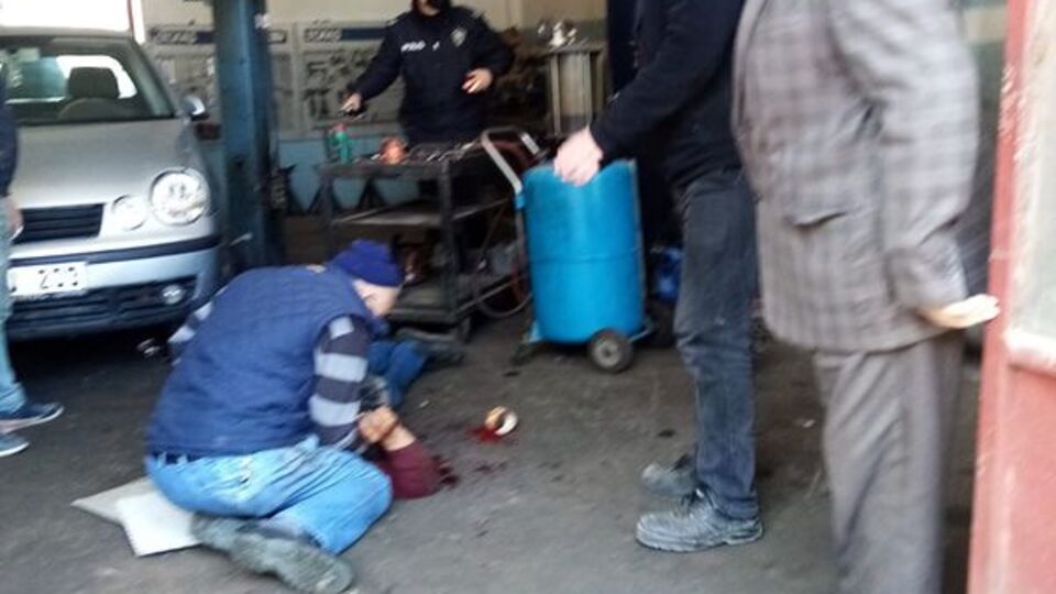 Tamir ettiği otomobil üzerine düştü