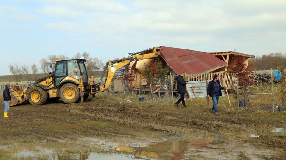 Büyükçekmece'de su havzasındaki kaçak yapılar yıkıldı