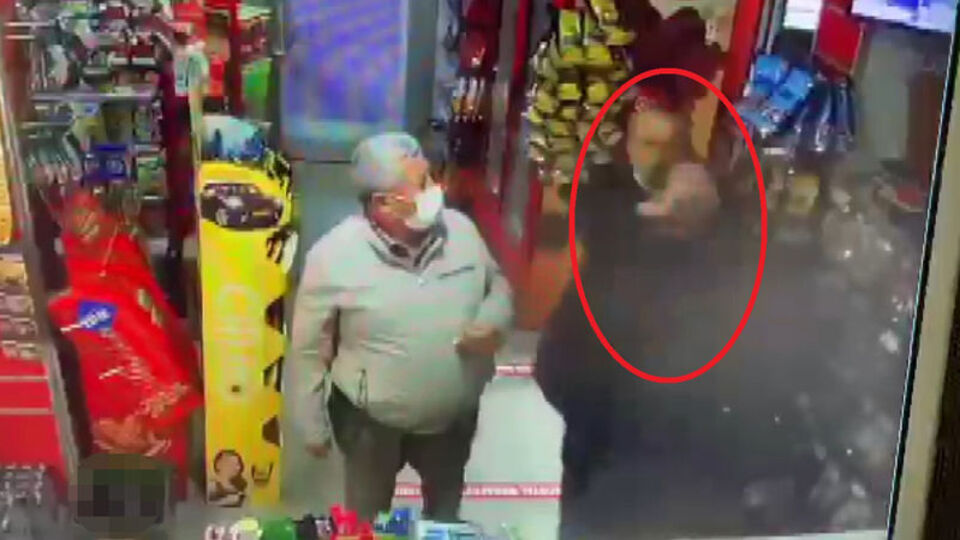 Kameraya yansıdı! Husumetlisi markette boğazına bıçak dayadı!