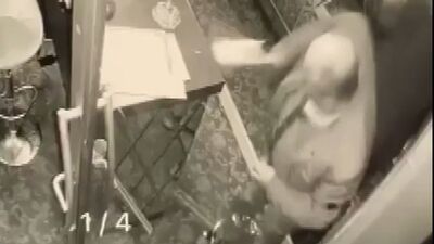 Otelde dehşet! Satırla saldırdı!