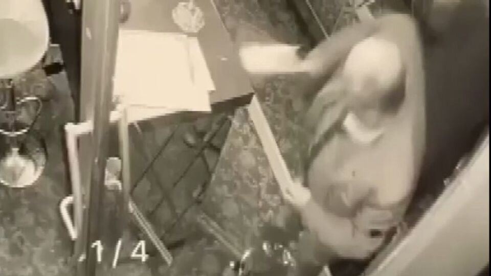 Otelde dehşet! Satırla saldırdı!