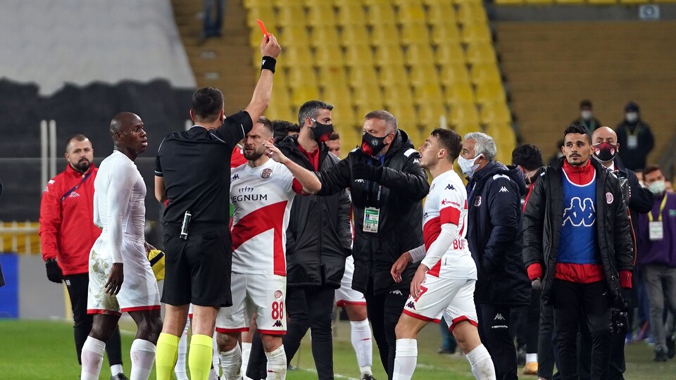 Maç sonu saha karıştı