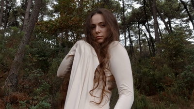 Öykü Aras'tan 'Uyan'