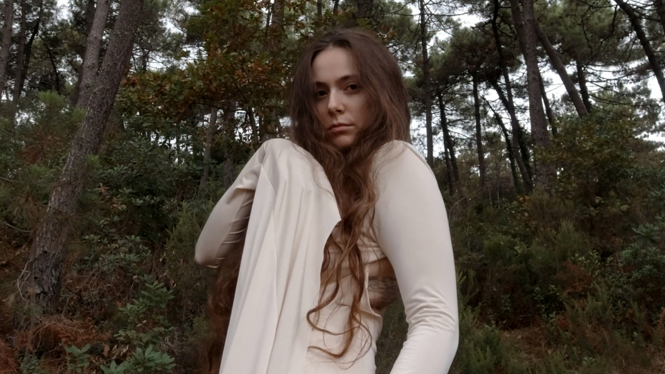 Öykü Aras'tan 'Uyan'