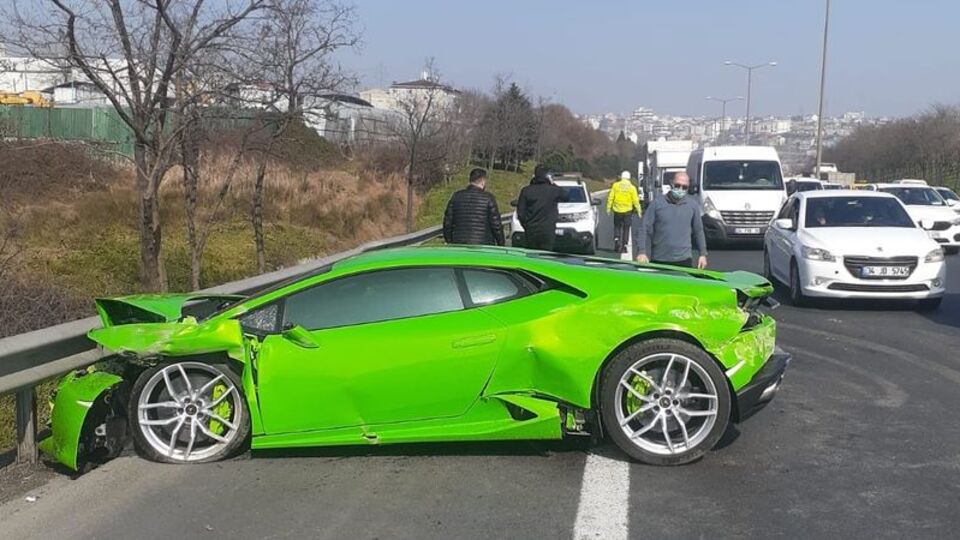 Yolu pist sandı! Milyonluk aracı duvara çarptı