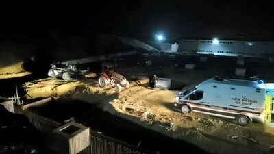 Sürücü ve kız arkadaşı 10 metreden inşaat alanına uçtu