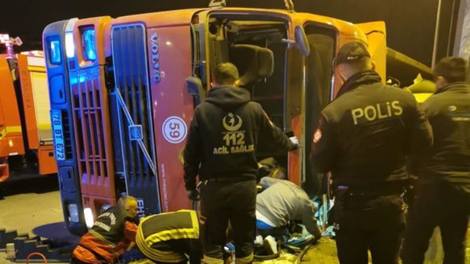 Korkunç kaza! Şoförün kolu koptu!