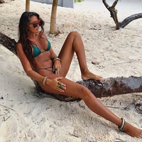 Köpek balıklarıyla yüzdü