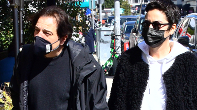 Gazetecileri görünce yüzünü çevirdi