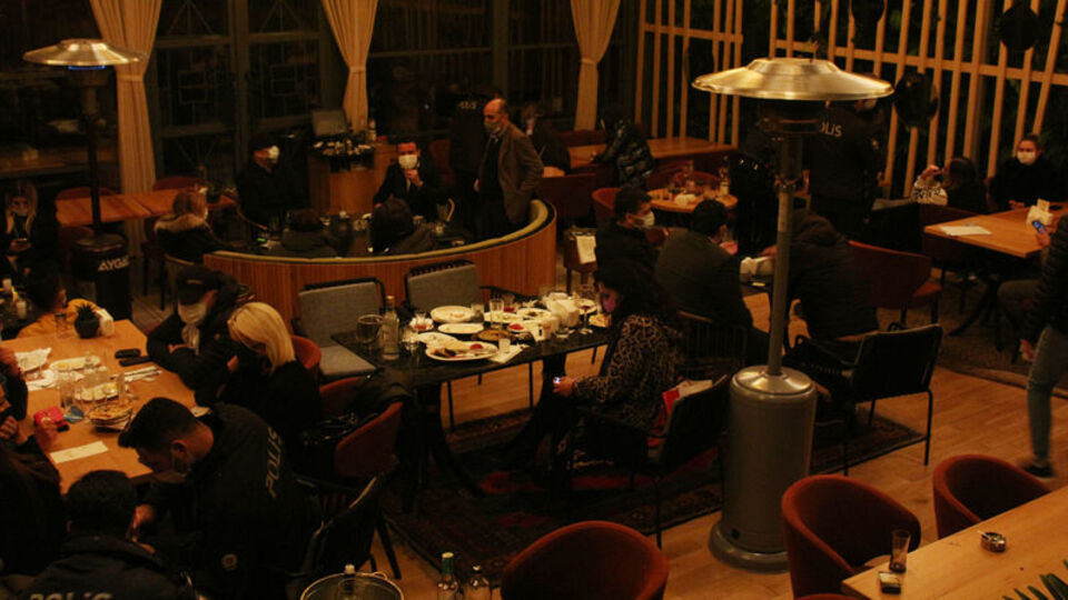 Restoran baskınında ünlü sanatçıya da ceza!