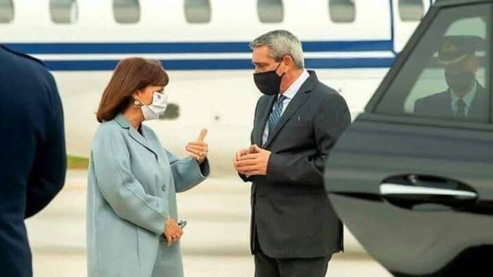 Rodos'a giden Yunanistan Cumhurbaşkanı'na ayakkabı tepkisi!