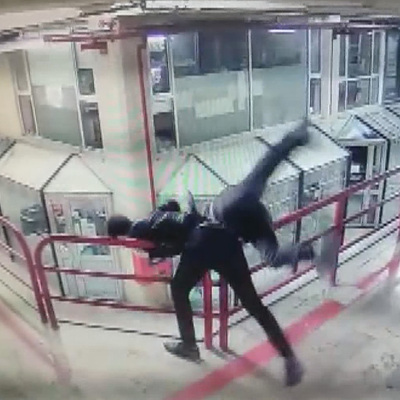 Saldırdığı esnafı 12'nci kattan attı!