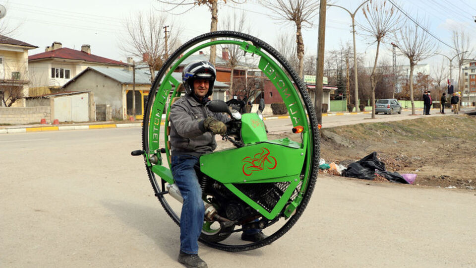 Atık malzemelerden yaptı, görenleri şaşırttı