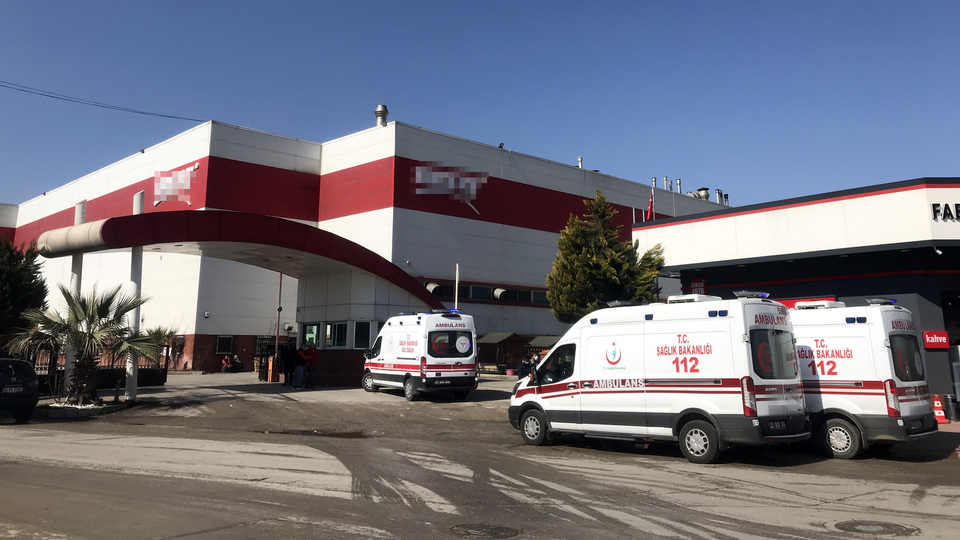 Fabrikada çıkan yangında 17 işçi dumandan etkilendi