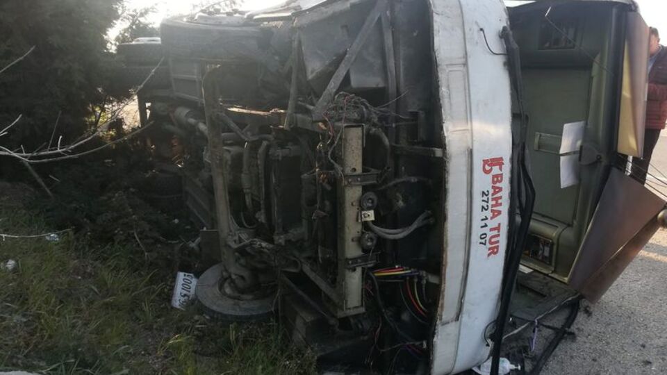 Bursa'da işçileri taşıyan otobüs devrildi!