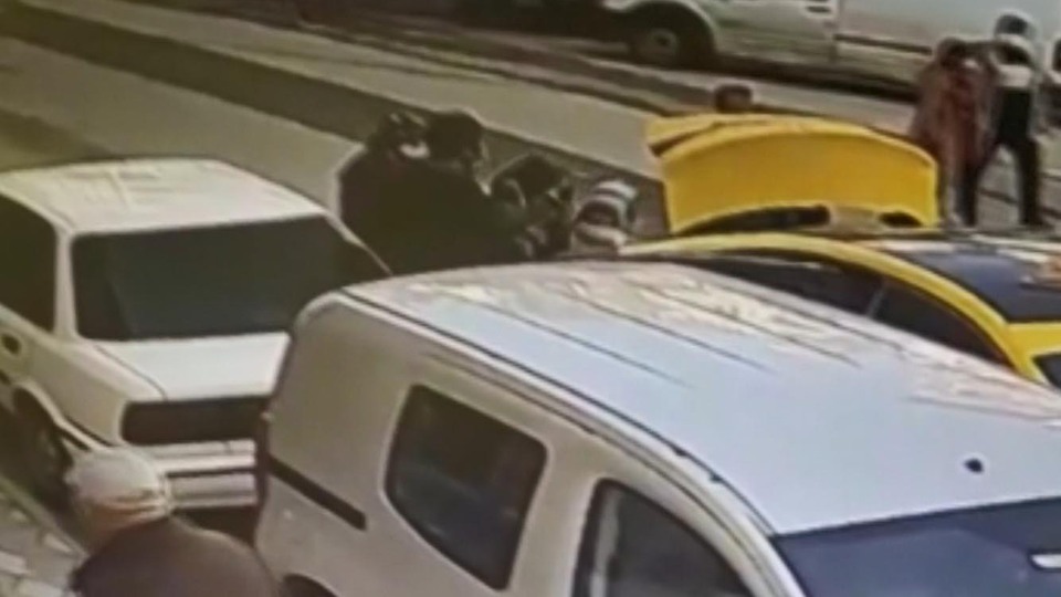 Kucağında çocuğu olan kadını yumrukladı!