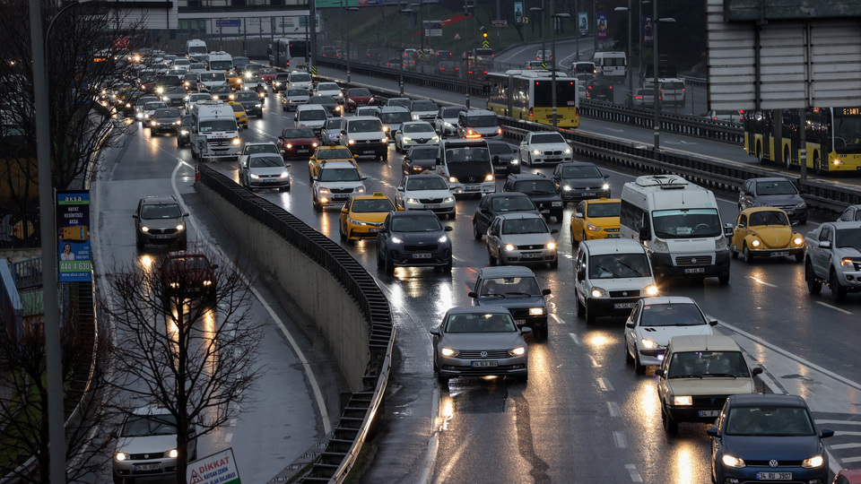 İstanbul'da kısıtlama öncesi trafik felç!