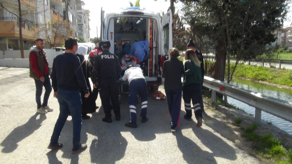 Tartıştığı oğlunu ve eşini bıçakladı!