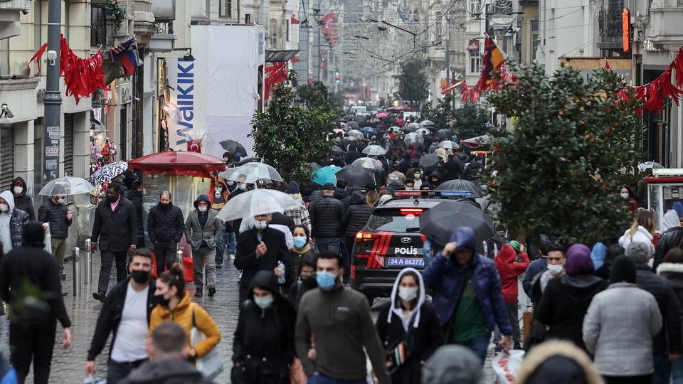 İstanbul'da kapalı mekanda maske çıkaranlara uyarı!