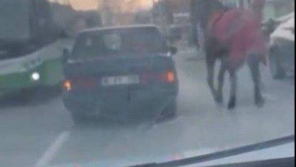 Tepki çeken görüntü! Böyle koşturdu