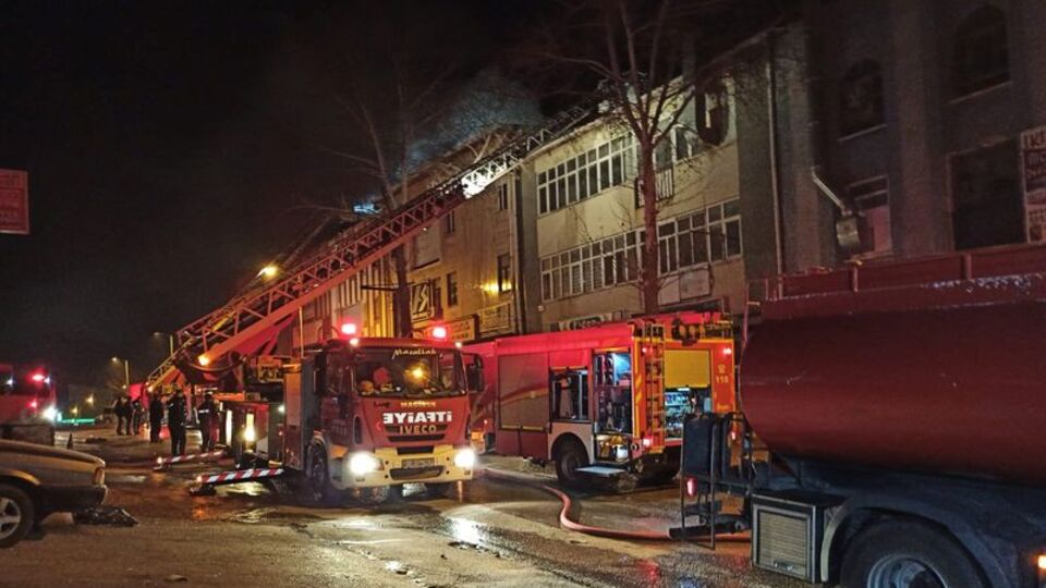 Ankara'da mobilya atölyesi alev alev yandı