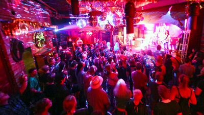 Hollanda'da gece kulübünde korona deneyi!