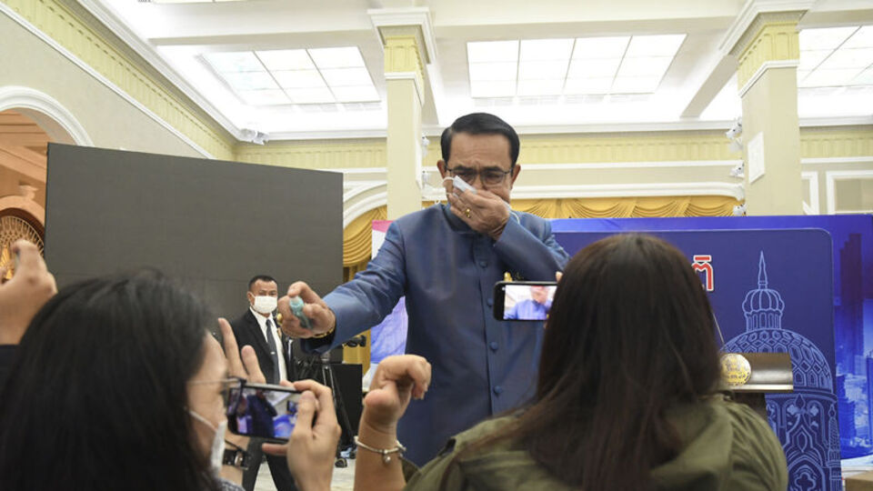 Başbakan soruyu beğenmedi: Gazetecilere dezenfektan sıktı!