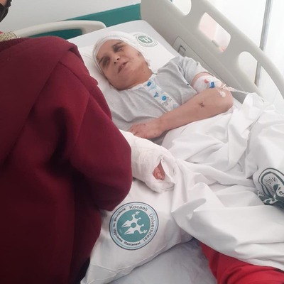 Çalışmasını istemediği eşine satırla saldırdı!