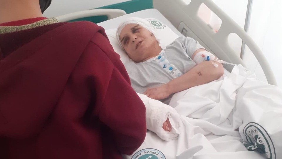 Çalışmasını istemediği eşine satırla saldırdı!