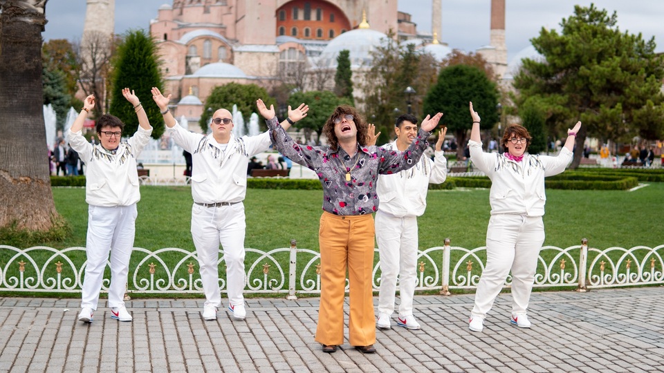 Fark Band'dan Türkçe 'Stayin Alive'