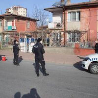 Öğretmen, komşusunu başından vurdu