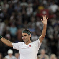 Federer kortlara galibiyetle döndü