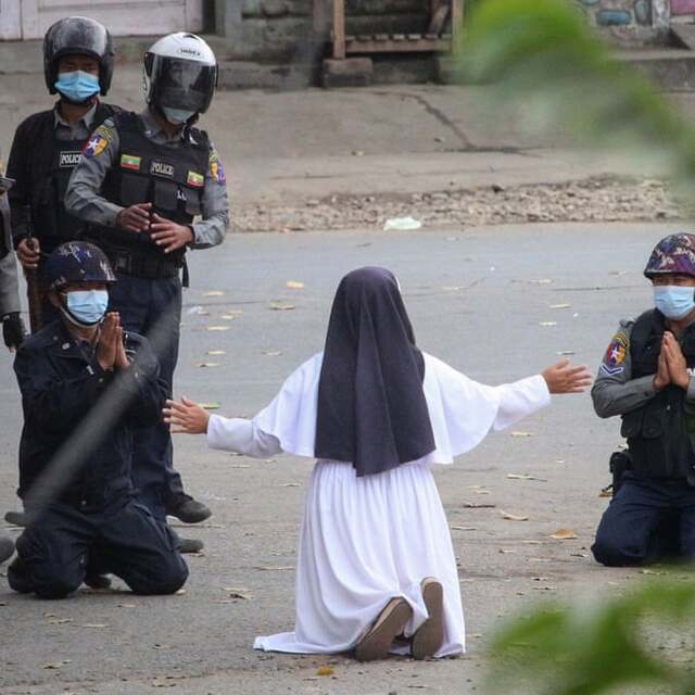 Rahibe polislere yalvardı: Çocukları vurmayın, beni vurun!