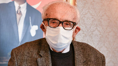 Atatürk'ün 10 bin fotoğrafını hediye etti!