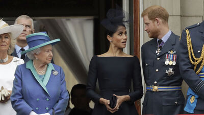 Irkçılık iddialarından sonra Kraliçe'den zeytin dalı