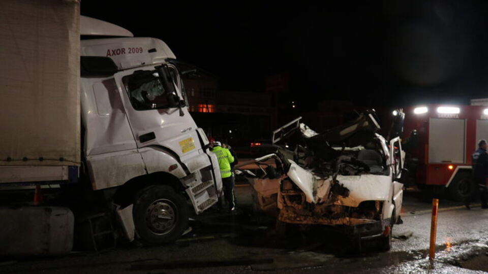 Sakarya'da feci kaza: 1 ölü, 2 yaralı