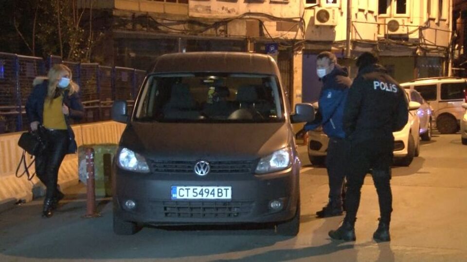 Kendilerini polis olarak tanıtıp binlerce doları çaldılar